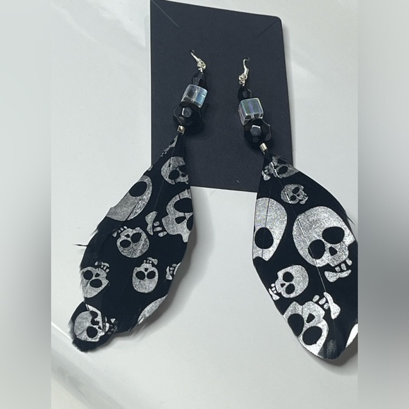 SKULL 💀 BLACK & SILVER FEATHER & CRYSTAL EARRINGS - Picture 5 of 7